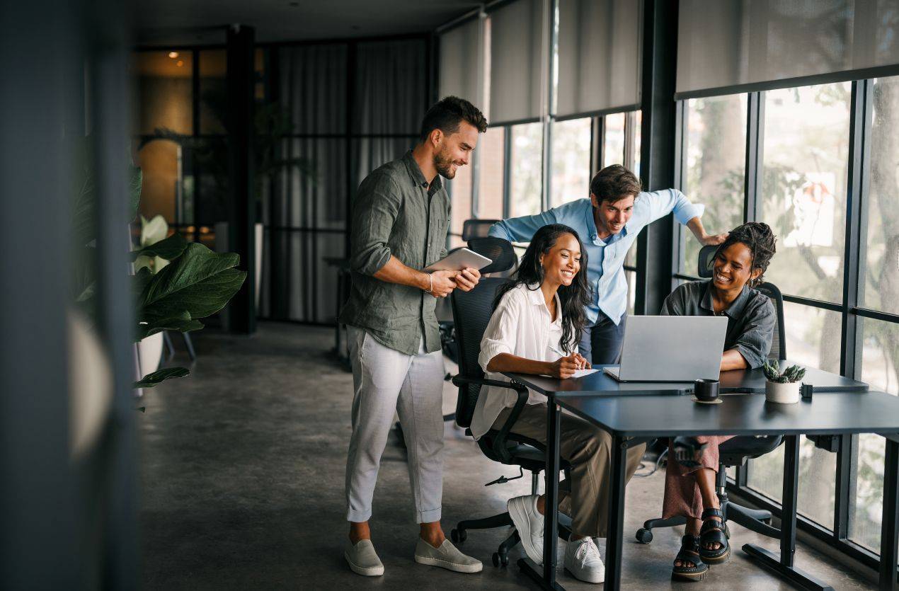 Team arbeitet an KI Lösungen im modernen Büro – Zusammenarbeit von Mensch und Künstlicher Intelligenz im Dienstleistungsbereich