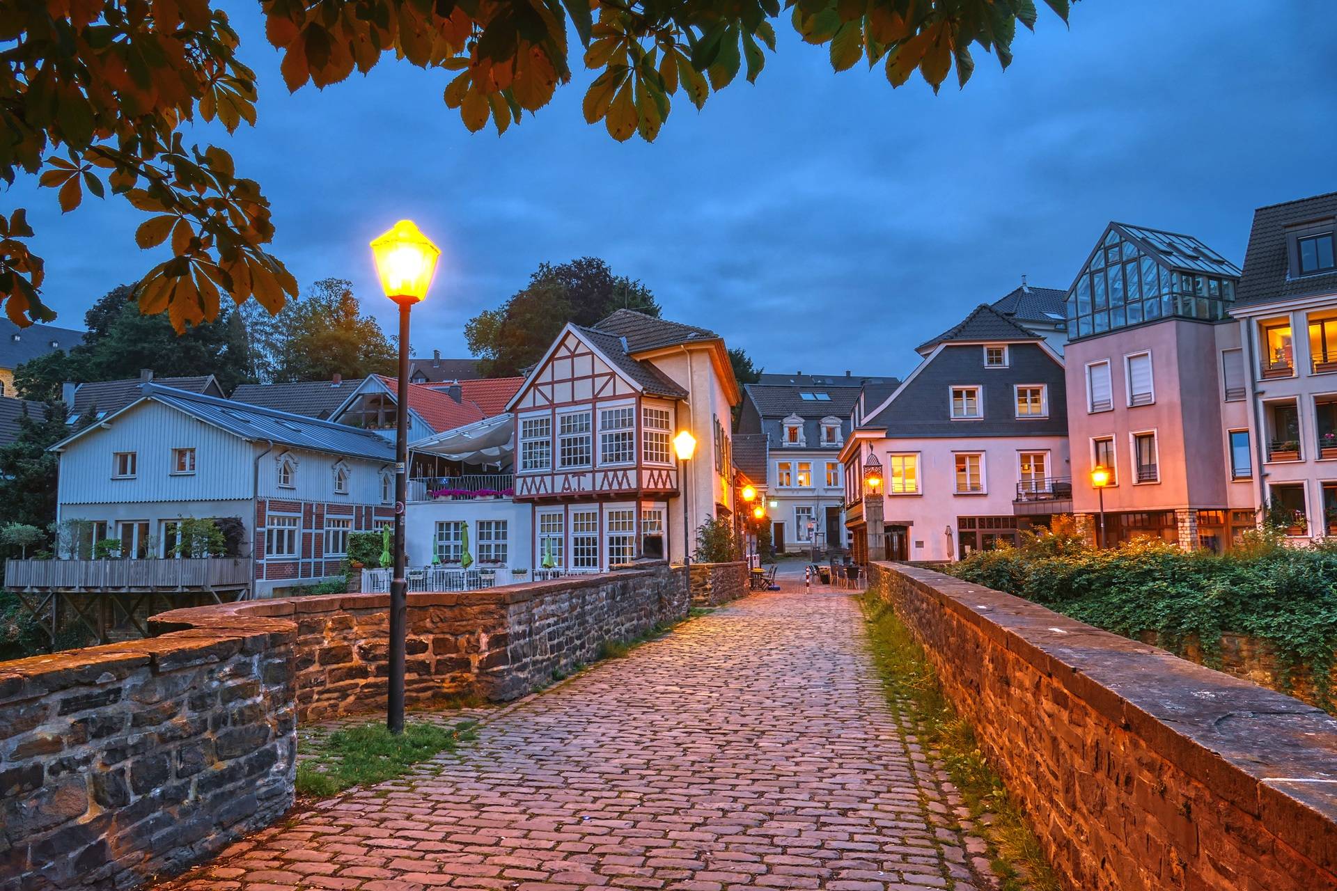 Historische Altstadt in Essen bei Abendbeleuchtung | Akustikpaneele Holz