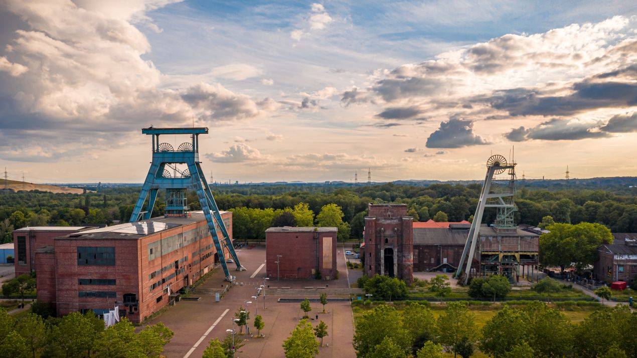 Zeche Zollverein in Essen als Symbol fuer Wandel von Industrie zu moderner Energieversorgung und steigenden Heizölpreise Essen