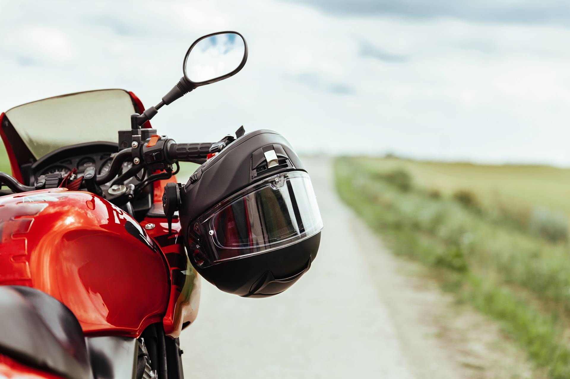 Motorradhelm hängt am Lenker | SW Motech